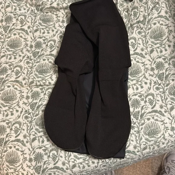 Yeezy Pods Size 2 (9-11) Tried on - Picture 2 of 4